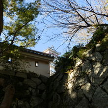 天守閣を目指し石段を登って行きます。