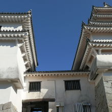 天守閣と化粧櫓の間にある西門です。