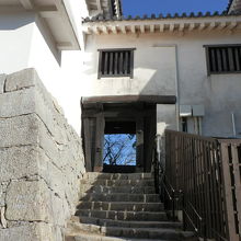 西門を入ります。