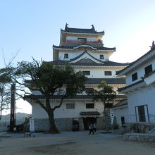 正面に唐津城天守閣に入る入口があります。