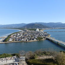 天守閣の5階「展望フロア」から撮影した写真です。