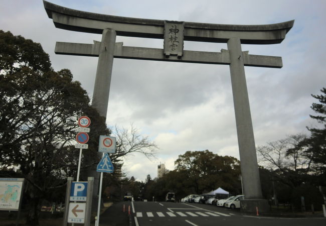 鳥居は巨大。