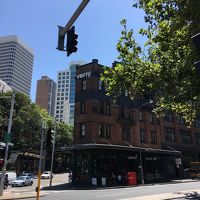 セントラル駅からまっすぐ歩いて10分弱