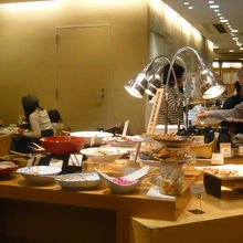 はーべすとの店内の料理です。お客さんが、かなり入っています。