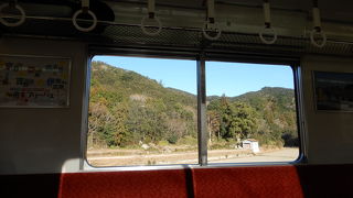 ２両編成でトコトコ進むローカル線