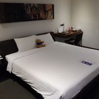 横になって寝転んでも足が出ないほどの大きさのベットです