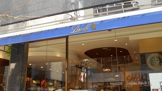 新橋寄りにあるショップ＆カフェ