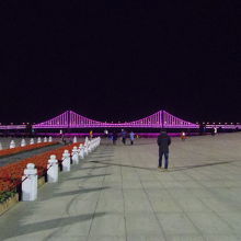 星海湾大橋のライトアップ。幻想的です。
