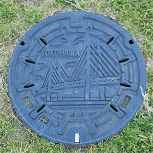 ナイスマンホ（象の鼻カフェ脇の芝生に