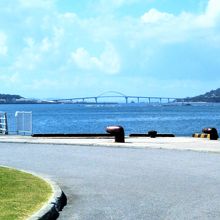 瀬底大橋と瀬底島。