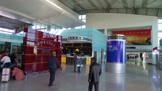 市内までタクシーで40分