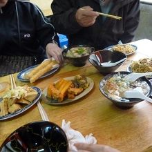食事風景 臭豆腐などいろいろ
