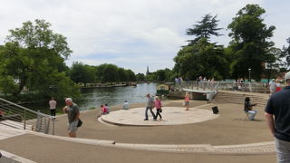 川・運河・公園のそばにある劇場