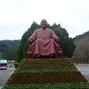 蒋介石父子の記念公園になっており、200体以上の銅像がありました