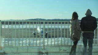 飛行機が飛び立つ滑走路が見えるレストラン