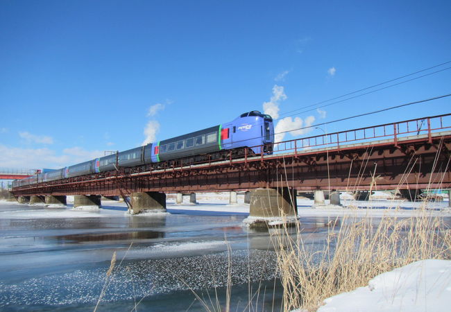 工業地帯の無人駅で、冬場は近くの新釧路川でフロストフラワーが見られることも