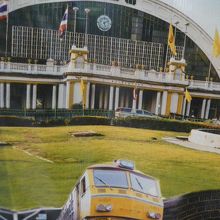 国鉄のファランポーン駅と機関車の写真です。国鉄発祥記念碑の駅