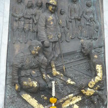 鉄道建設の難工事に際して、建設従事者を激励するラーマ５世です