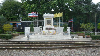 タイ国鉄の発祥を記念する碑が、ファランポーン駅の北側に、ひっそりと、置かれています。