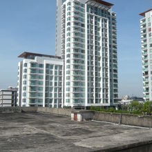 プナウィティ駅の周辺のコンドミニアムです。駅の北西側です。