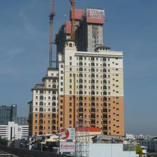駅周辺に、新たに建設中のコンドミニアムです。高層のビルです。