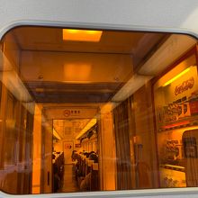 車内販売はなく自販機のみです。