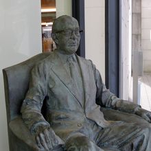 記念館にある岡崎の像