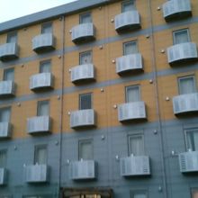 ビジネスホテルっぽい外観。朝食会場は別棟にあります。