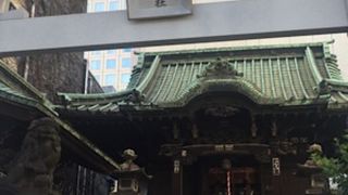 品川の賑やかな場所の神社