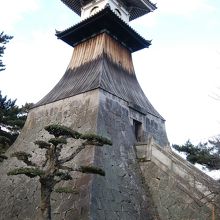 石の土台の上に木製の灯台
