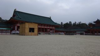 対をなして植えられています