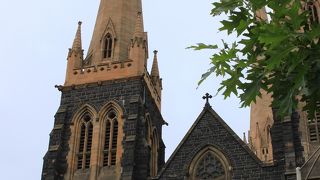 荘厳な雰囲気の教会