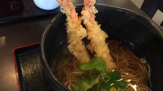 てんぷらそばを食べ