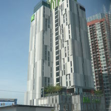 ＢＴＳオンヌット駅の傍には、高層ビルが多く建てられています。