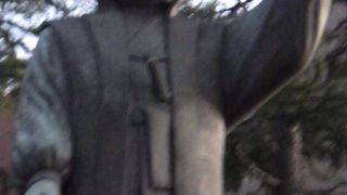 鷹狩用の編み笠をかぶり