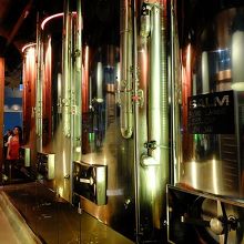 世界で一番高い場所にあるビールの醸造設備も入っている店内。
