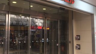 空港バス行き来バス停前