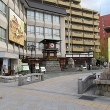 「道後温泉」駅から見た「放生園」、橋の跡があります