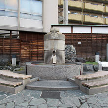 この足湯の湯釜は…