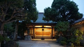 女優、小暮実千代が植えた愛染かつらで知られる真言宗の寺