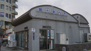 小田急片瀬江ノ島駅から境川にかかる橋を渡ってすぐ