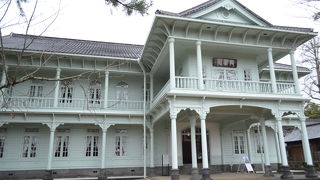 松江城内にある洋風建築