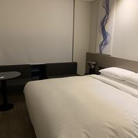 ダブルルーム。寝心地の良い寝具でした。