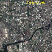 ブラカノン駅の東には、運河があります。緑が多く残っています。