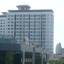 ブラカノン駅の緑の樹々の間に、新たなるコンドミニアムが見える