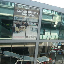 コンドミニアムばかりでなく、新たなオフィスも建設されています