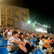 チケット保持者は優先的に花火鑑賞席が選べます。本文参照。