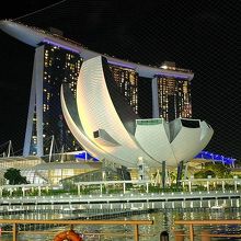 会場から見たマリーナ・ベイ・サンズ方向の夜景。