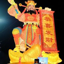 一番大きかったのは、高さ数mある財神の像。