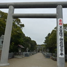 立派な鳥居をくぐり本殿へ・・・